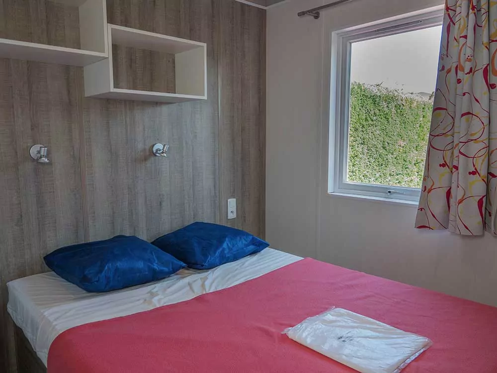 Chambre parentale du chalet bois camping Les Pérouses