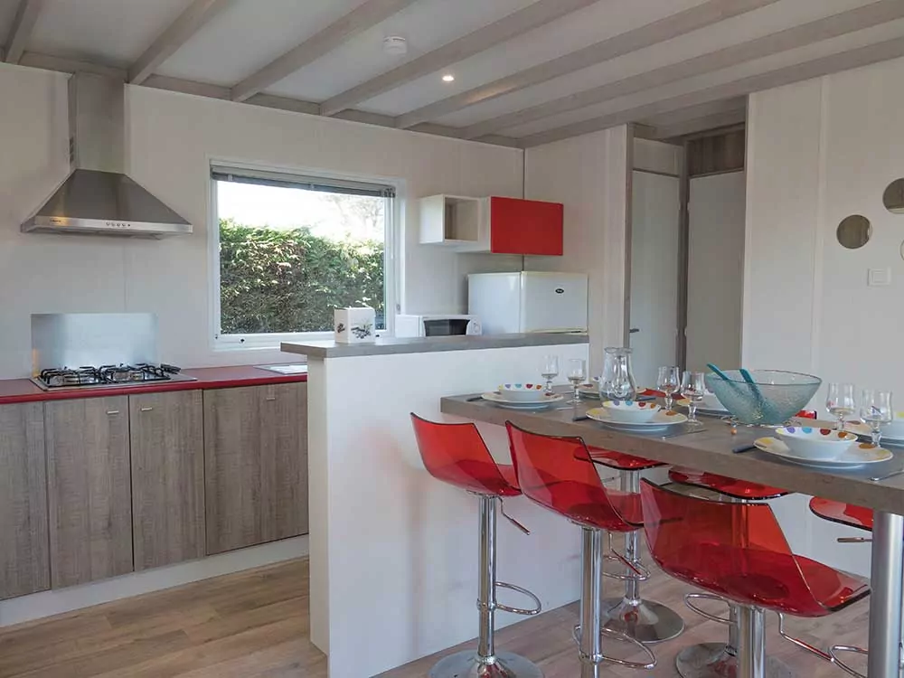Cuisine équipée du chalet bois camping Les Pérouses