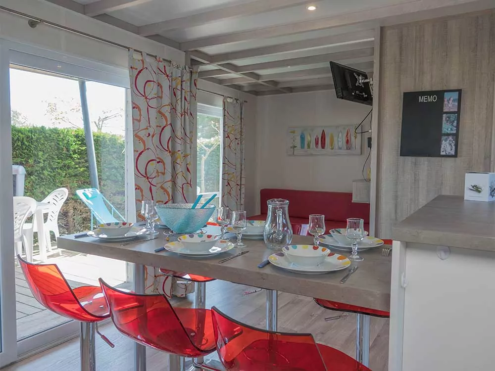 Intérieur du chalet bois camping Les Pérouses île de Ré