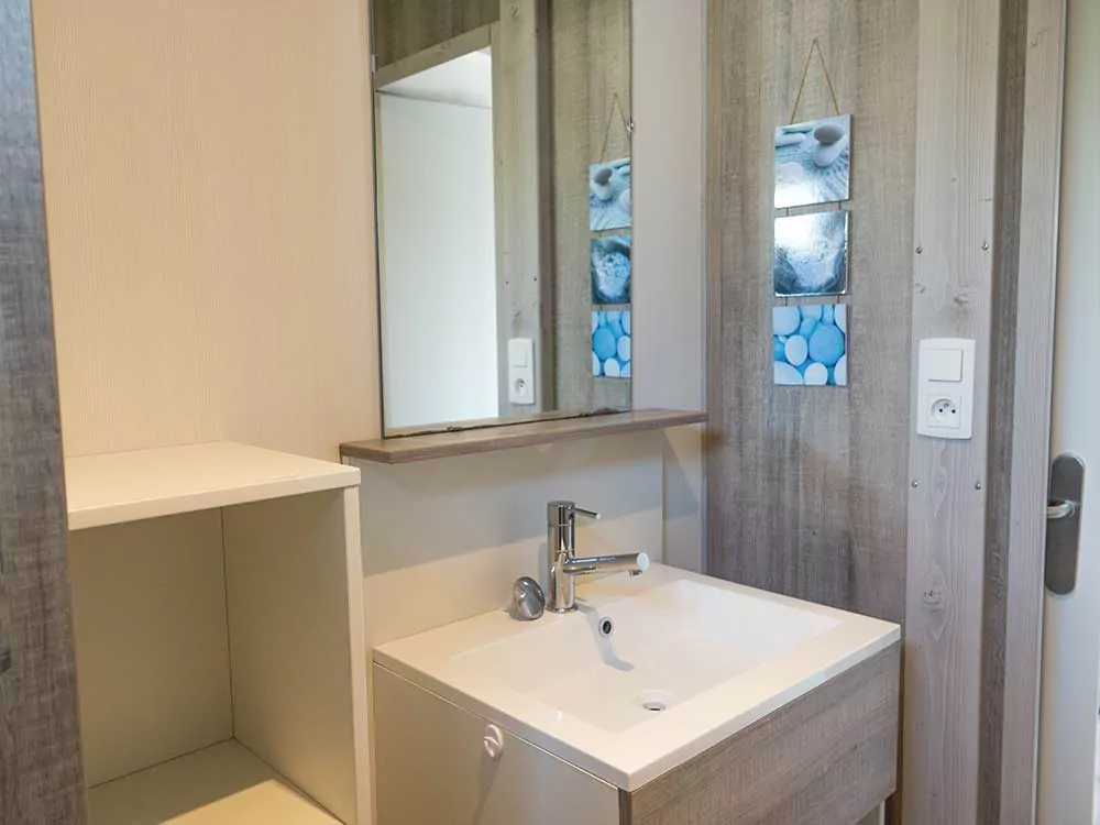 Salle de bain du chalet bois camping Les Pérouses