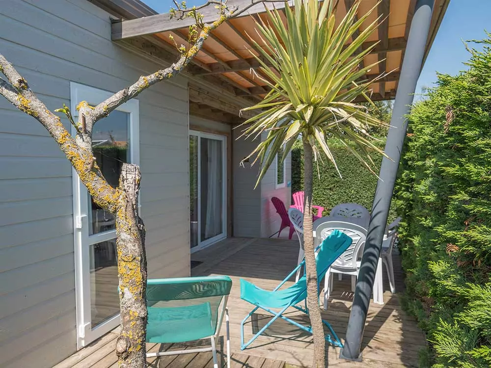 Terrasse du chalet bois avec salon de jardin île de Ré