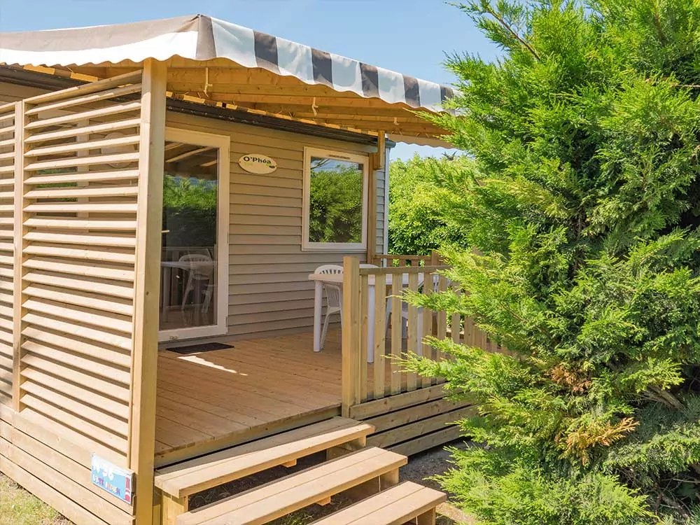 Terrasse du mobil-home Luxe 2 personnes au camping Les Pérouses