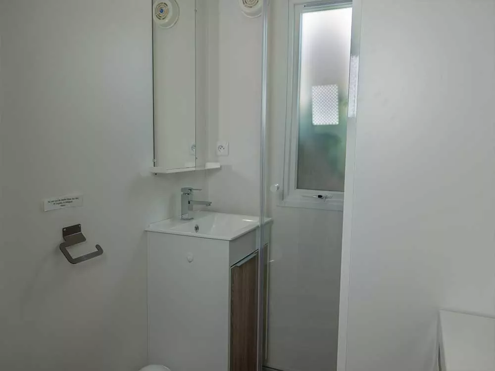 Salle de bain du mobil-home Confort 2 personnes