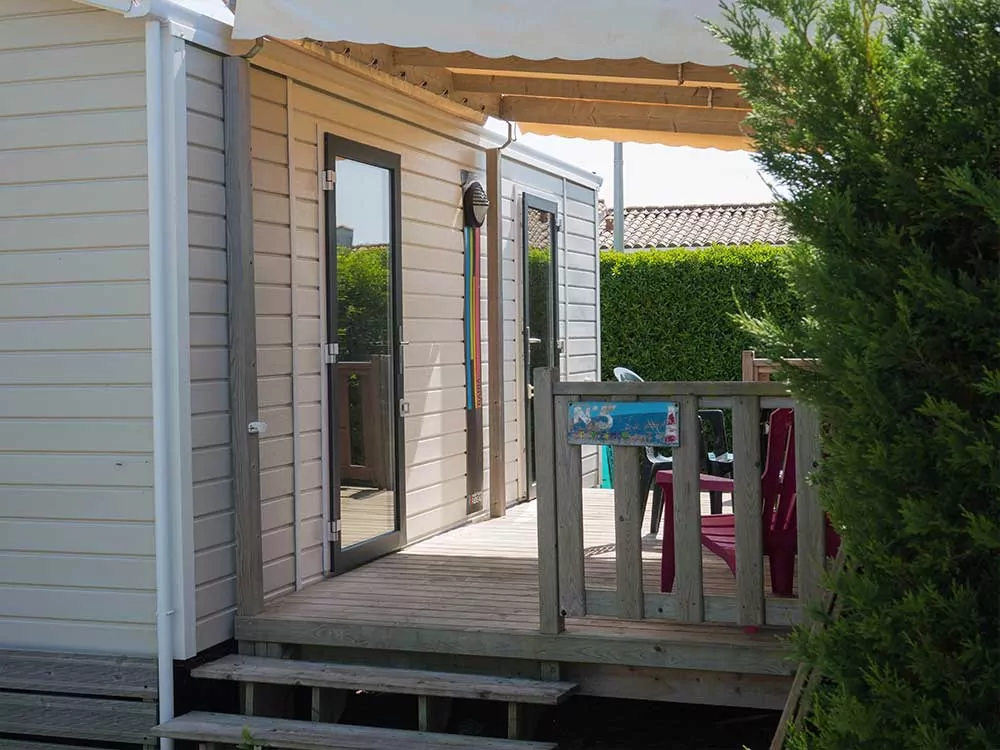 Terrasse du mobil-home Confort 2 personnes camping Les Pérouses