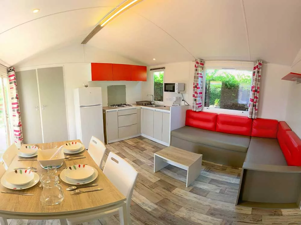 Vue panoramique intérieure du mobil-home Famille