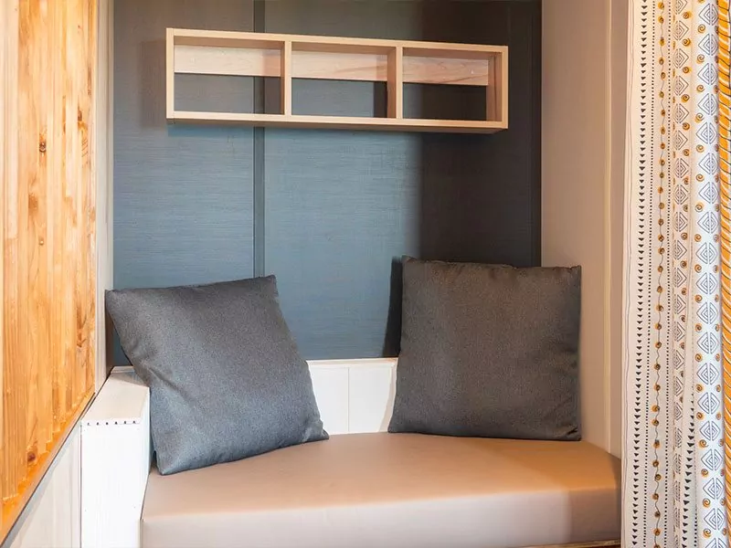 Intérieur du chalet Cajou avec coin salon