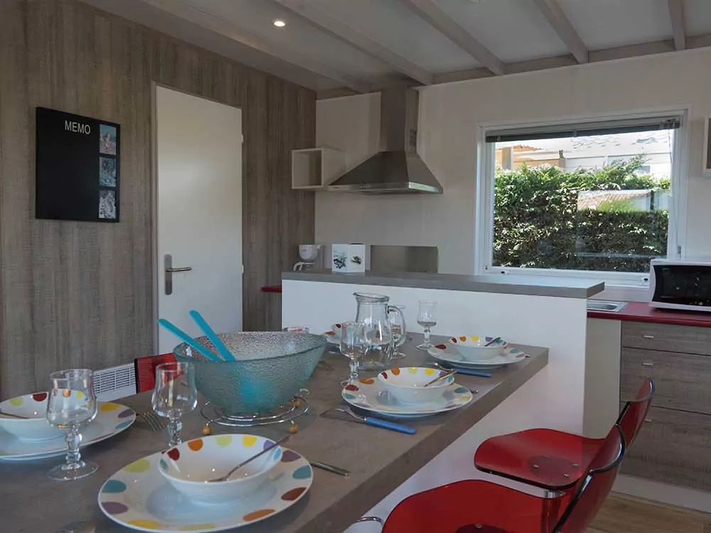 Pièce à vivre du chalet bois au camping Les Pérouses île de Ré