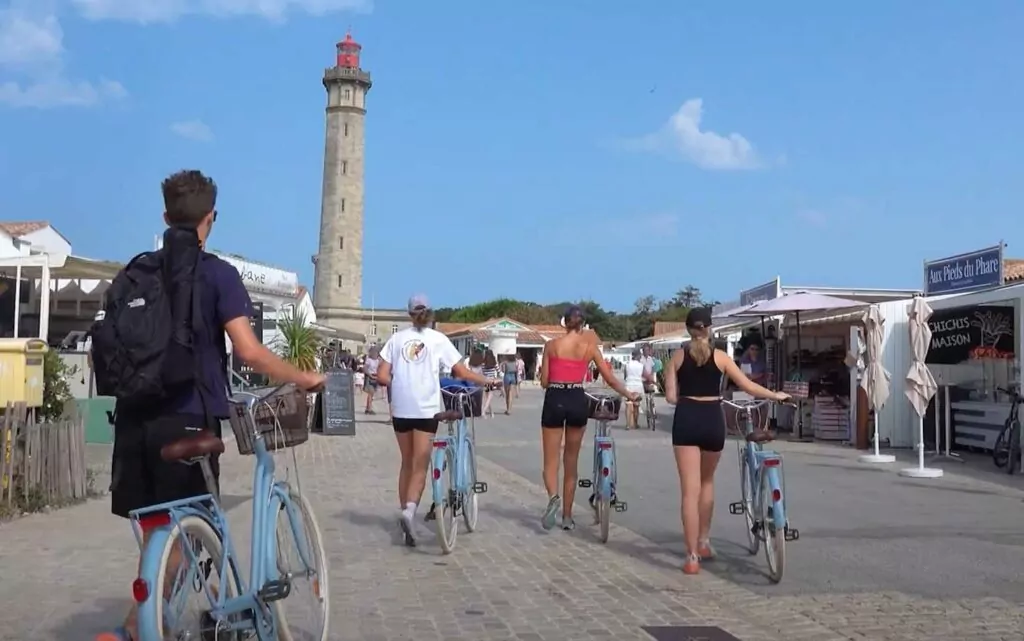 Balade à vélo en famille sur les pistes cyclables de l'île de Ré