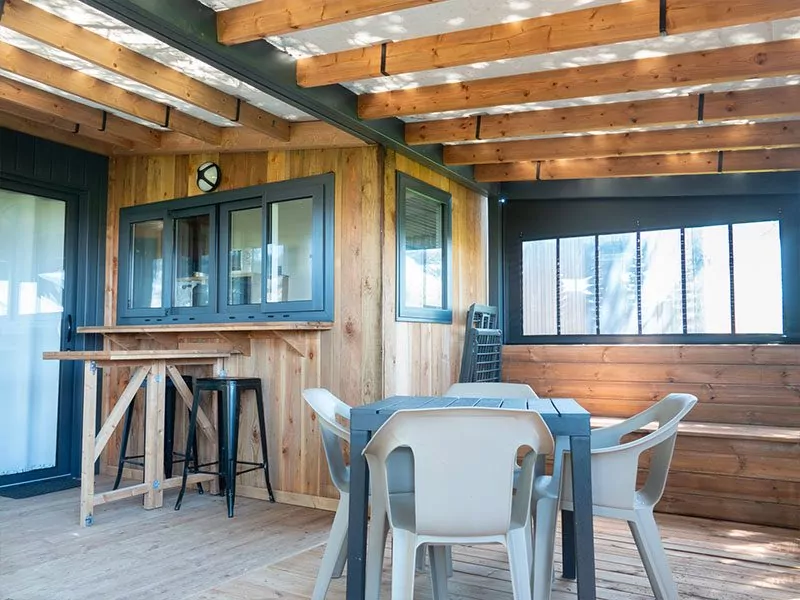 Grande terrasse du chalet Bohème au camping Les Pérouses